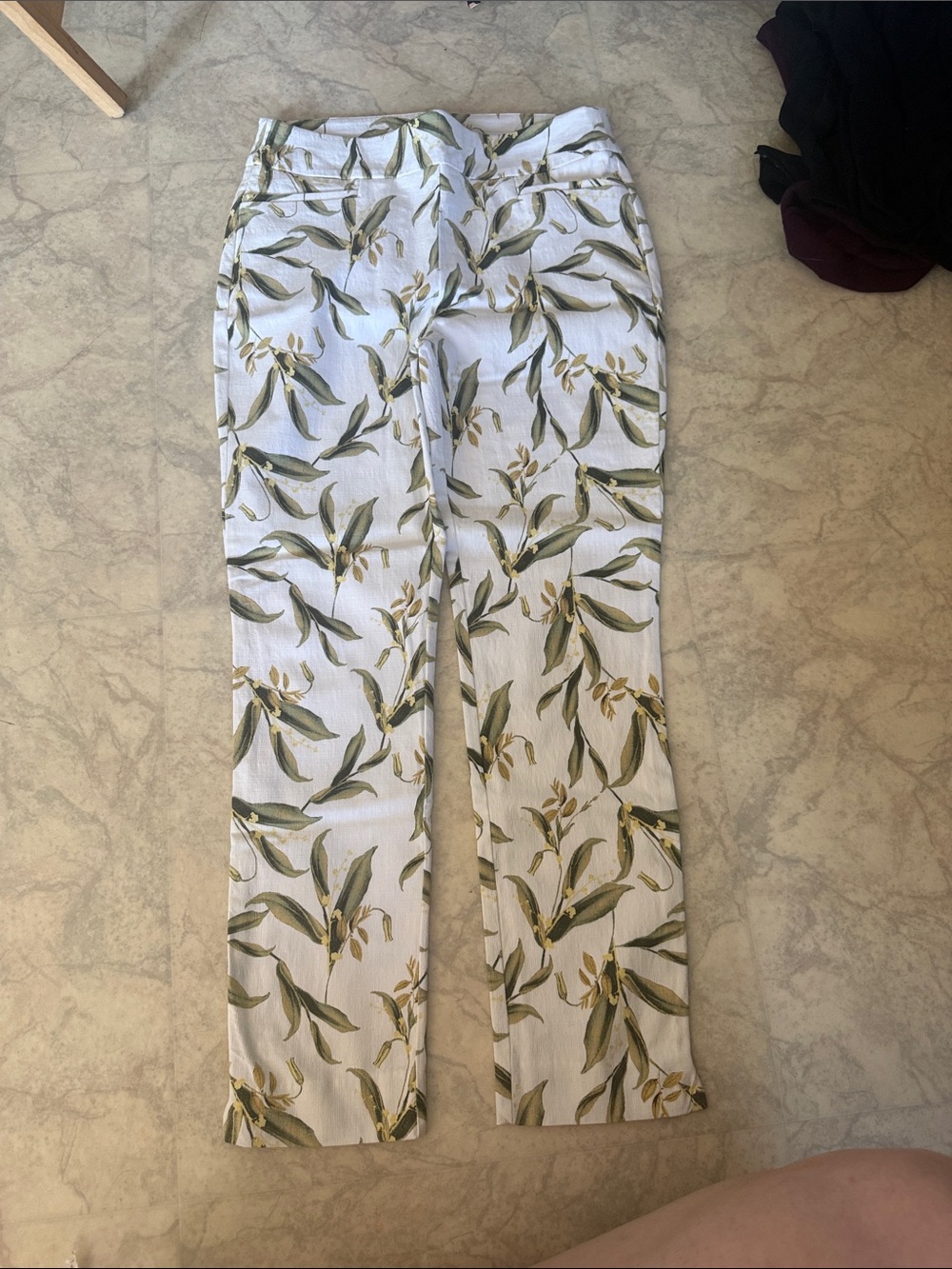 Chico's White Capris with Green Leaf Print